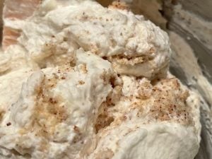 Aggiunta di nocciole tritate all'impasto del semifreddo