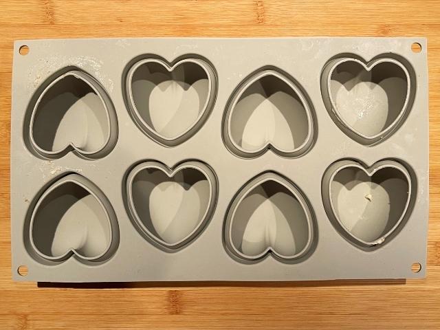 Interno dello stampo in silicone per il semifreddo alla nocciola