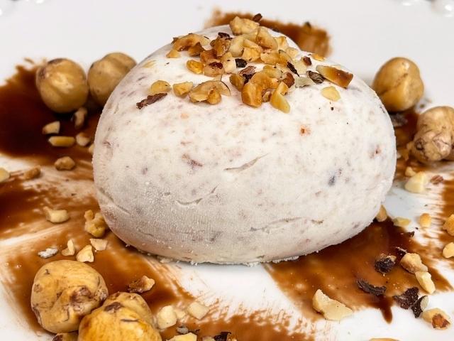 Semifreddo alla nocciola decorato con cioccolato e nocciole