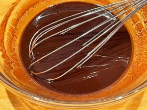 cioccolato e burro fusi per i brownies al microonde