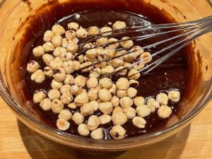 aggiunta di nocciole nell'impasto dei i brownies al microonde