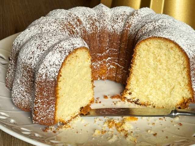ciambella classica spolverata con zucchero a velo