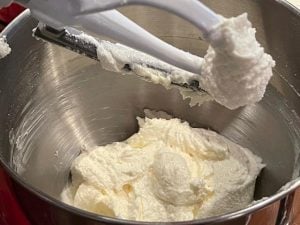 burro e zucchero montati per la ciambella classica