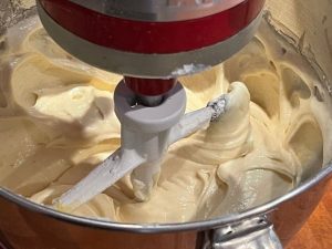 aggiunta delle uova all'impasto per la ciambella classica