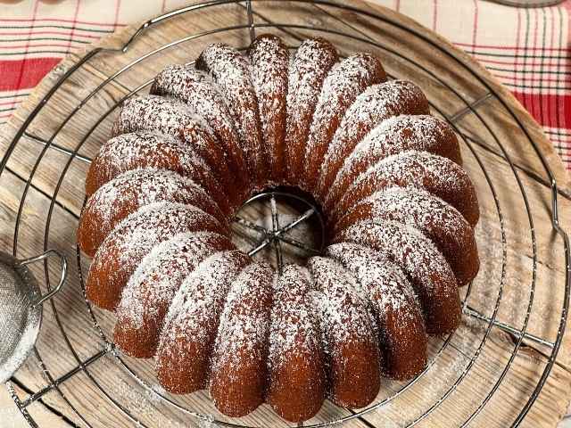 ciambella con farina di riso appena cosparsa di zucchero a velo
