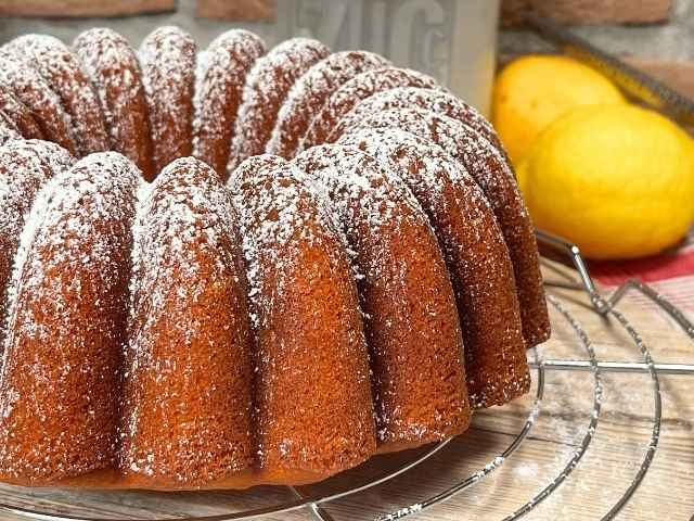 ciambella con farina di riso spolverata di zucchero a velo