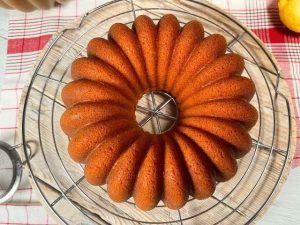 ciambella con farina di riso sulla griglia di raffreddamento