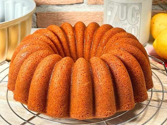 ciambella con farina di riso pronta per la decorazione