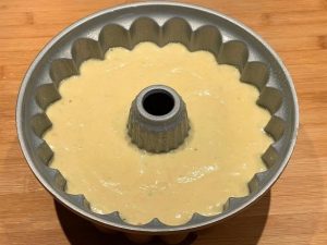 impasto della ciambella con farina di riso nello stampo