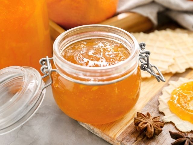 marmellata di arance nel vasetto di vetro a chiusura ermetica