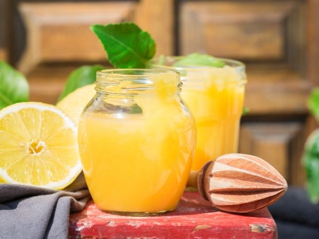 marmellata di limoni nel vasetto di vetro a chiusura ermetica