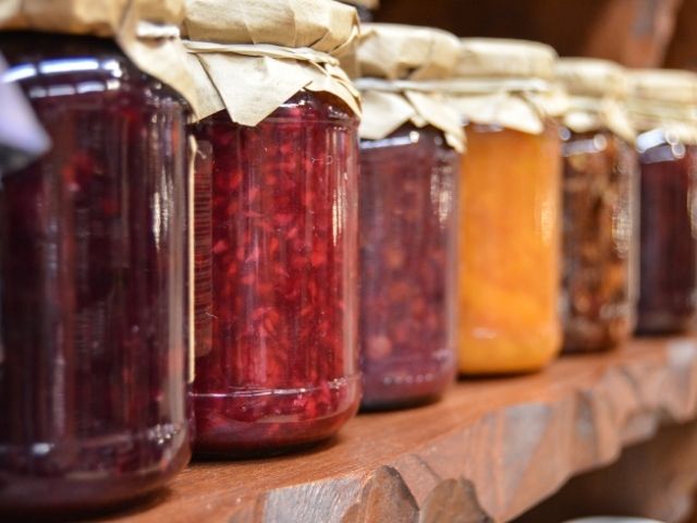 composta di diversi tipi di frutta nei vasetti di vetro a chiusura ermetica