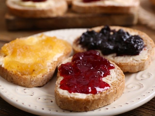 differenza tra marmellata e confettura sulle fette di pane