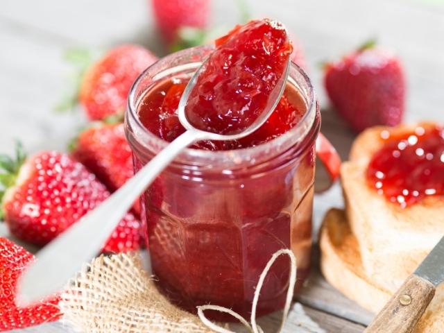 vasetto di confettura extra di fragole fatta in casa