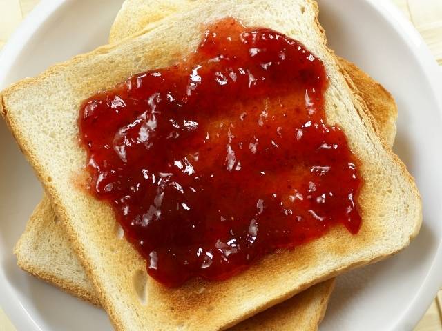 fette di pane con confettuta extra di ciliegie