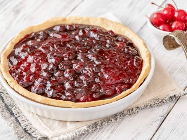 crostata farcita con confettura extra di ciliegie