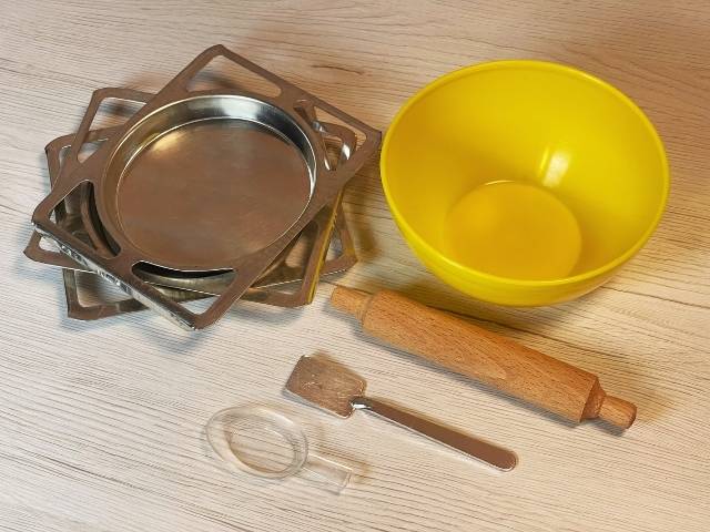 Accessori dolce forno: 3 teglie, ciotola, mattarello, spatola, cucchiaio