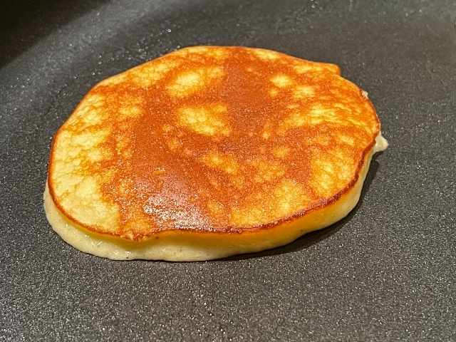 cottura dei pancake senza farina nella padella antiaderente