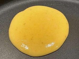 cottura del primo lato di un pancake senza farina