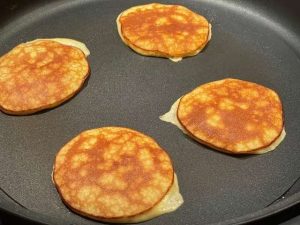 cottura del secondo lato di 4 pancake senza farina