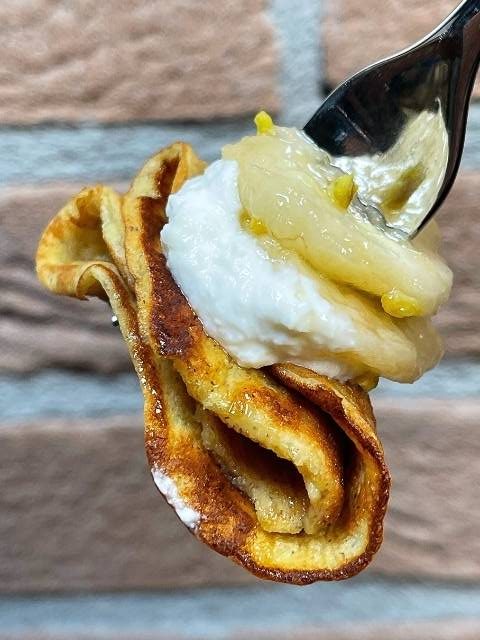 forchettata golosa di un pancake senza farina con banana e yogurt