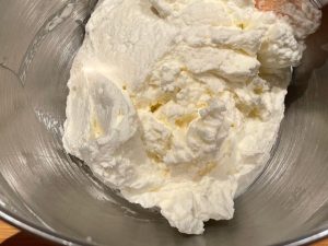 panna e mascarpone montati per il semifreddo agli amaretti