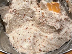 aggiunta degli amaretti nell'impasto del semifreddo agli amaretti