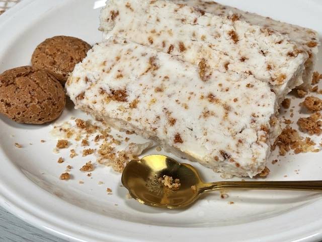 semifreddo agli amaretti senza uova a fette