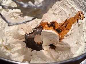 aggiunta del caffè all'impasto del semifreddo
