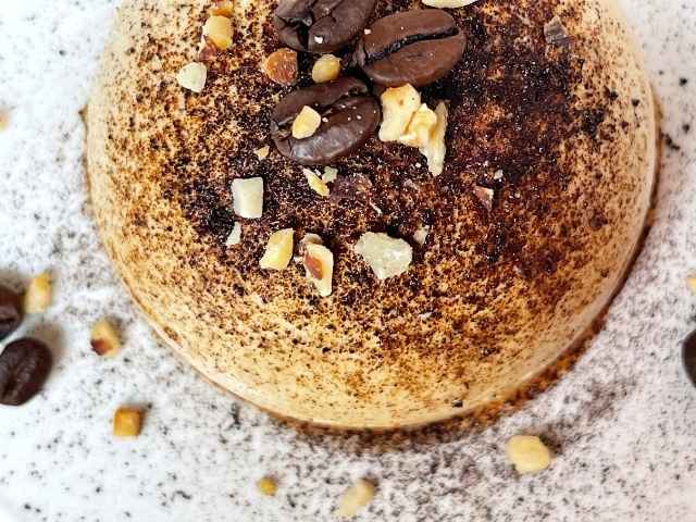 semifreddo al caffè decorato con granella di nocciole
