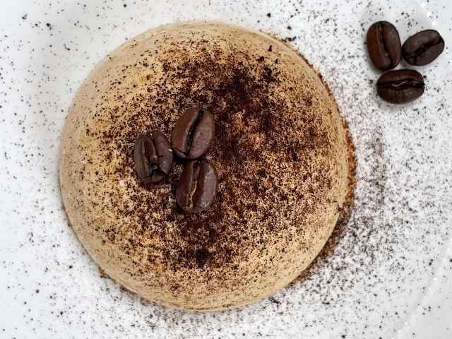 semifreddo al caffè servito con chicchi di caffè