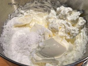 panna, mascarpone e zucchero per il semifreddo al caffè