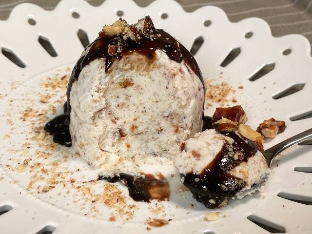 interno cremoso del semifreddo al croccantino con cioccolato