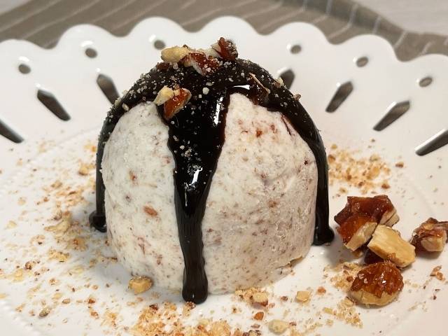 semifreddo al croccantino servito con cioccolato fondente