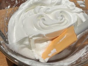 Albumi montati a neve per la torta di grano saraceno