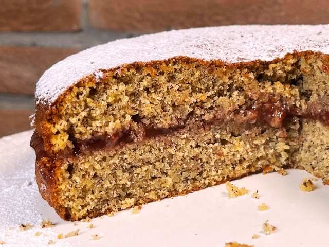 interno della torta con grano saraceno soffice e farcita con confettuta di ribes