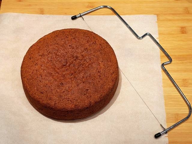 Filo d'acciaio per tagliare gli strati della torta con farina di grano saraceno