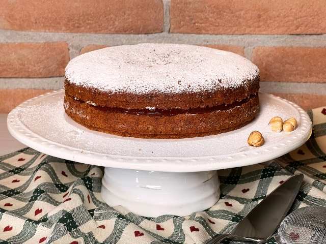 torta con farina di grano saraceno sull'alzatina pronta da servire