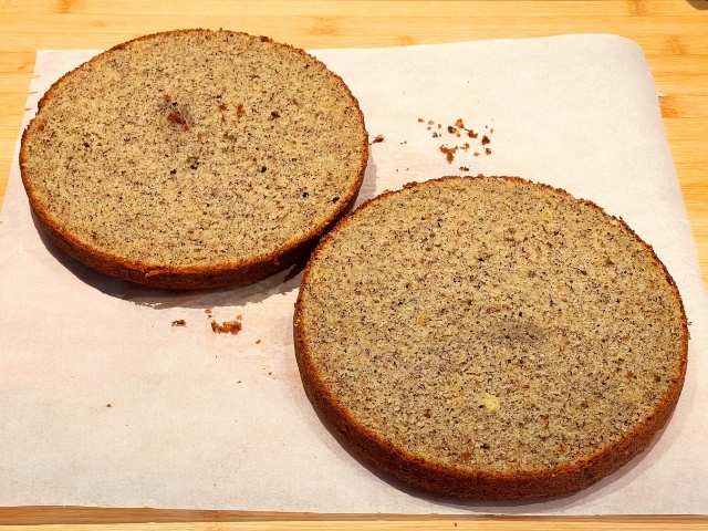 Strati tagliati della torta con farina di grano saraceno