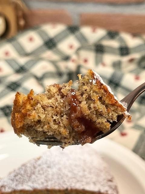 Assaggio di torta di grano saraceno e confettura di ribes rossi