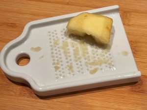 grattugia per la mela da mescolare nell'impasto