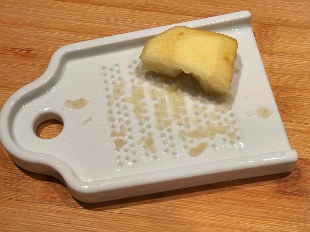grattugia per la mela da mescolare nell'impasto