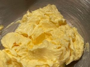 Burro e zucchero per l'impasto della torta di grano saraceno