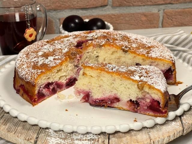 torta di prugne con zucchero a velo