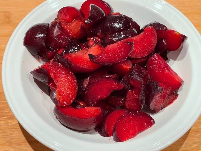 Prugne dolci tagliate a fette per la torta di prugne