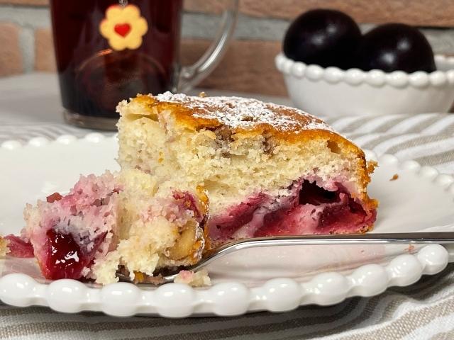 fetta di torta di prugne morbida