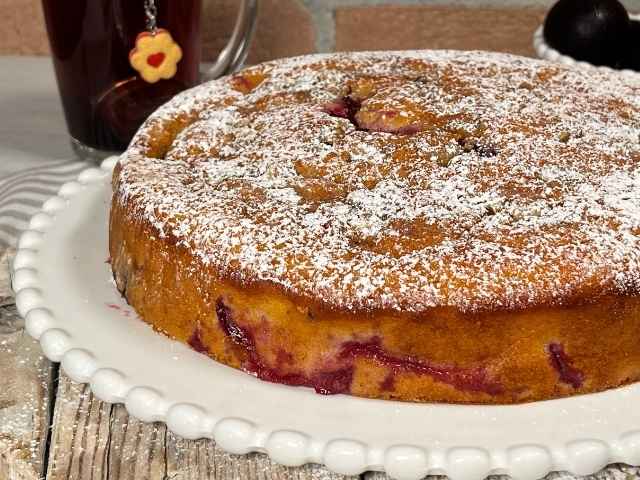 Torta di prugne intera spolverata di zucchero a velo