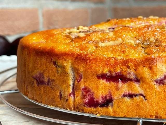 torta di prugne appena sfornata pronta da decorare