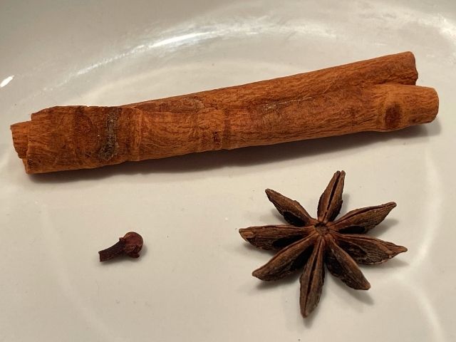 cannella, anice stellato e chiodi di garofano per il cous cous dolce