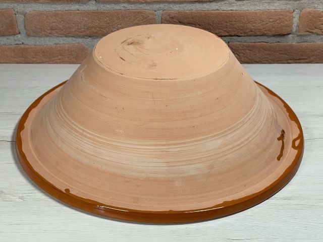 ciotola ampia di terracotta per preparare il cous cous dolce